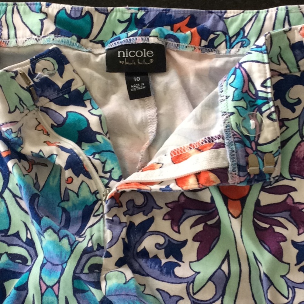 Nicole Miller floral shorts - Picture 4 of 5